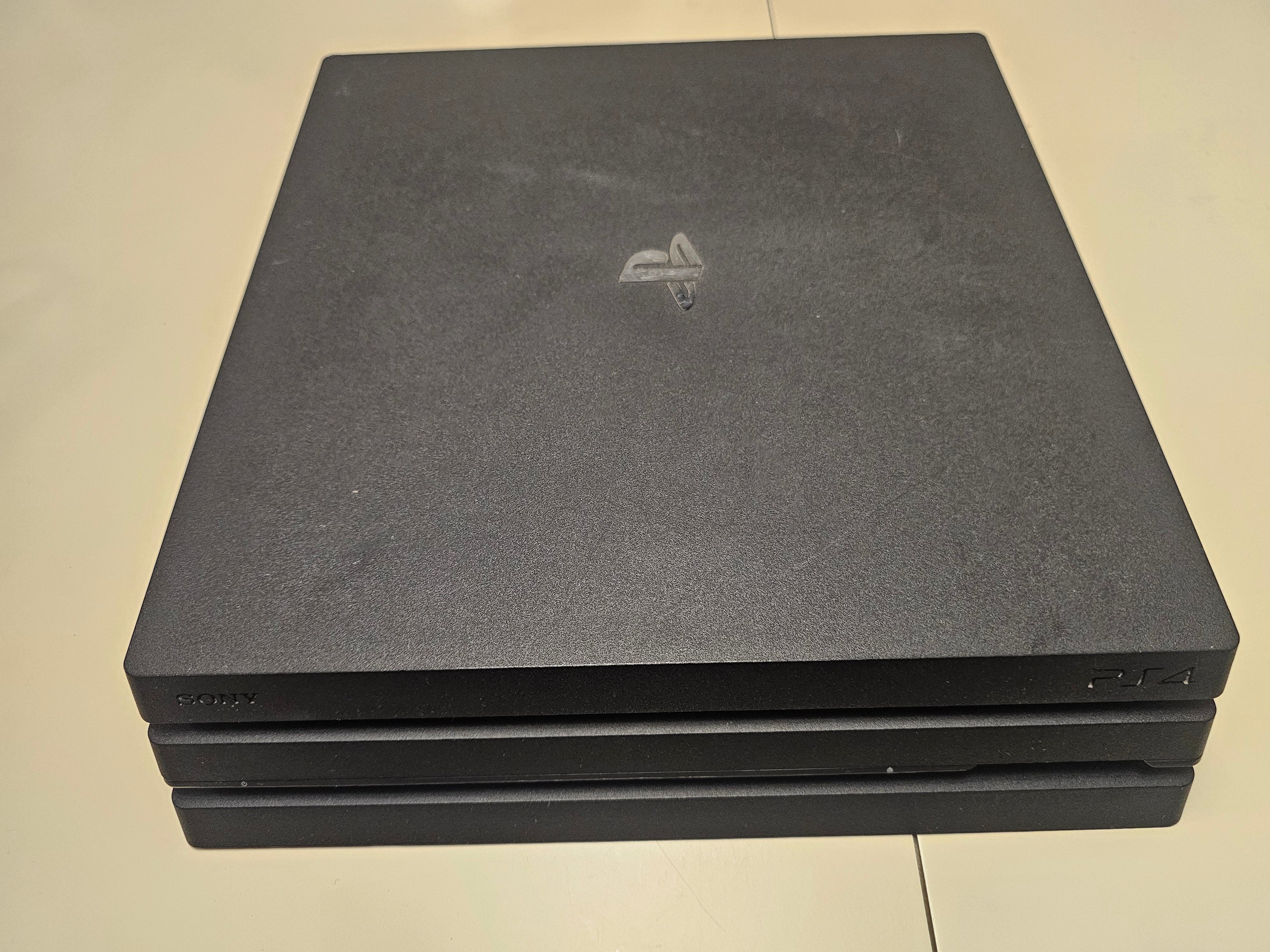 Употребявана конзола PlayStation 4 Pro 1TB (Клас B - с козметични забележки) + 1 Година Гаранция