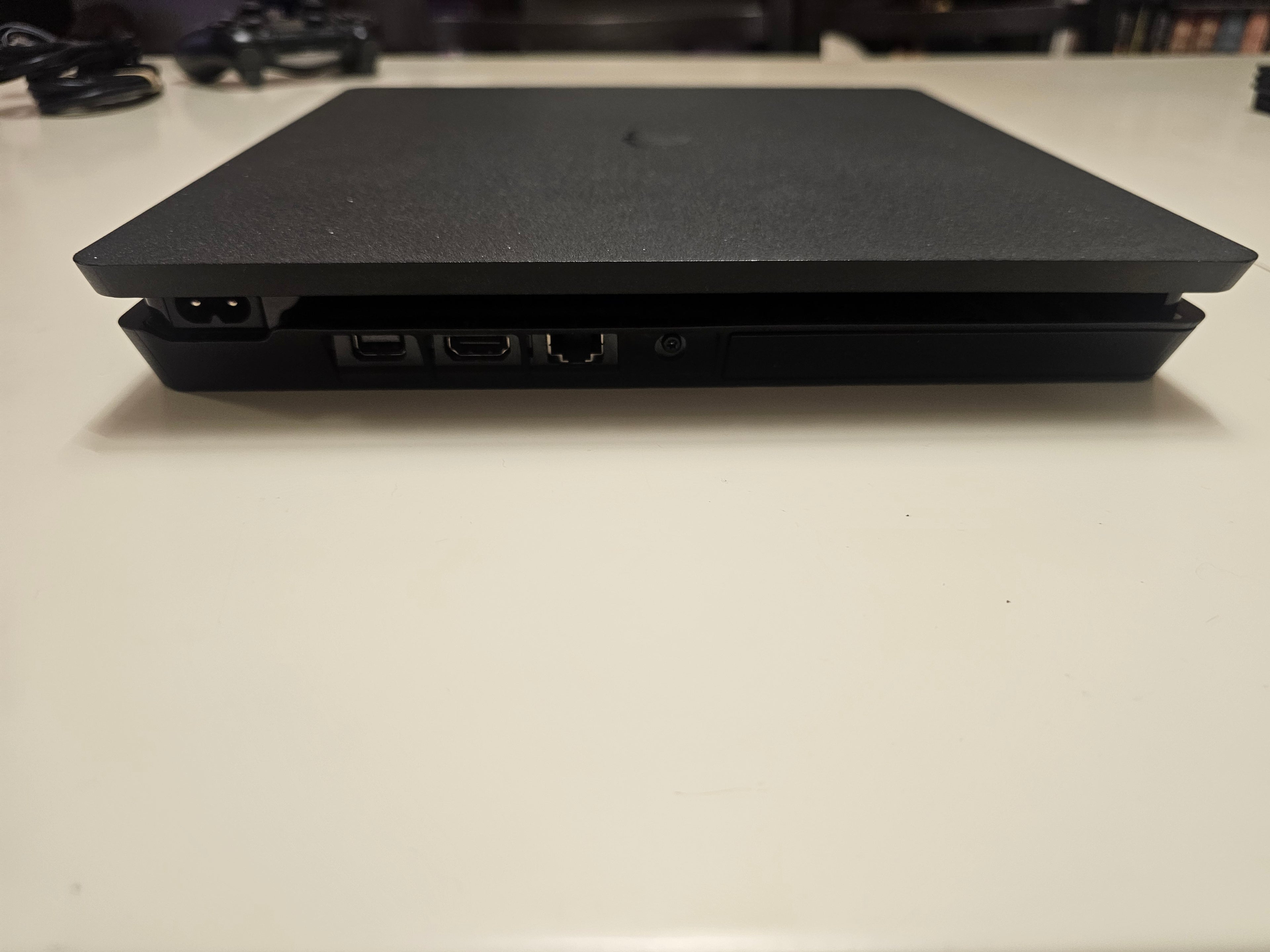 Употребявана конзола PlayStation 4 Slim 1TB (Профилактирана и Репастирана) + 1 Година Гаранция
