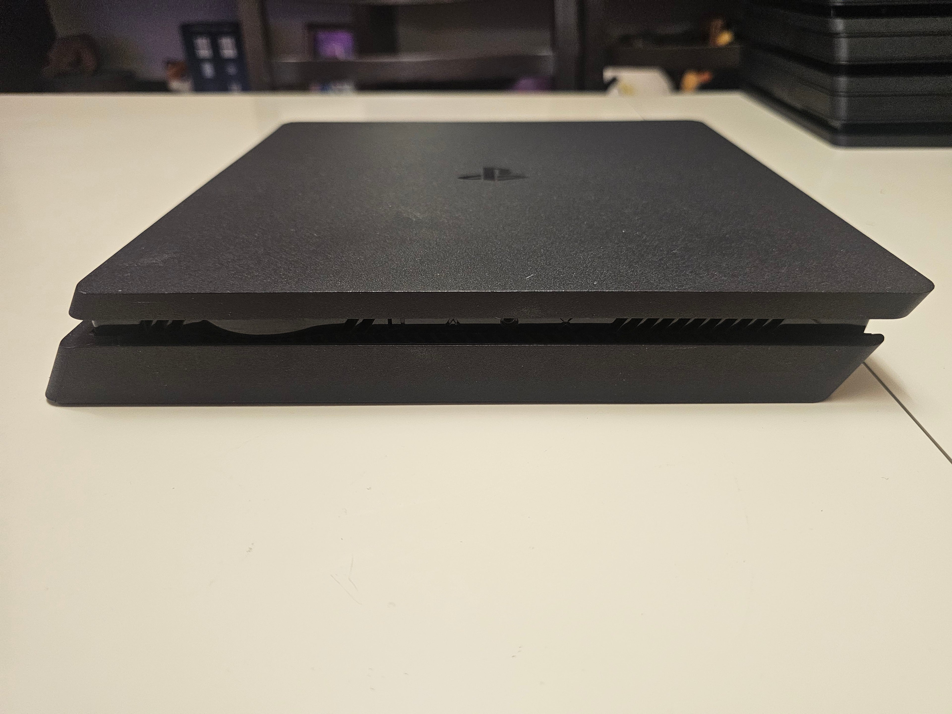 Употребявана конзола PlayStation 4 Slim 1TB (Профилактирана и Репастирана) + 1 Година Гаранция