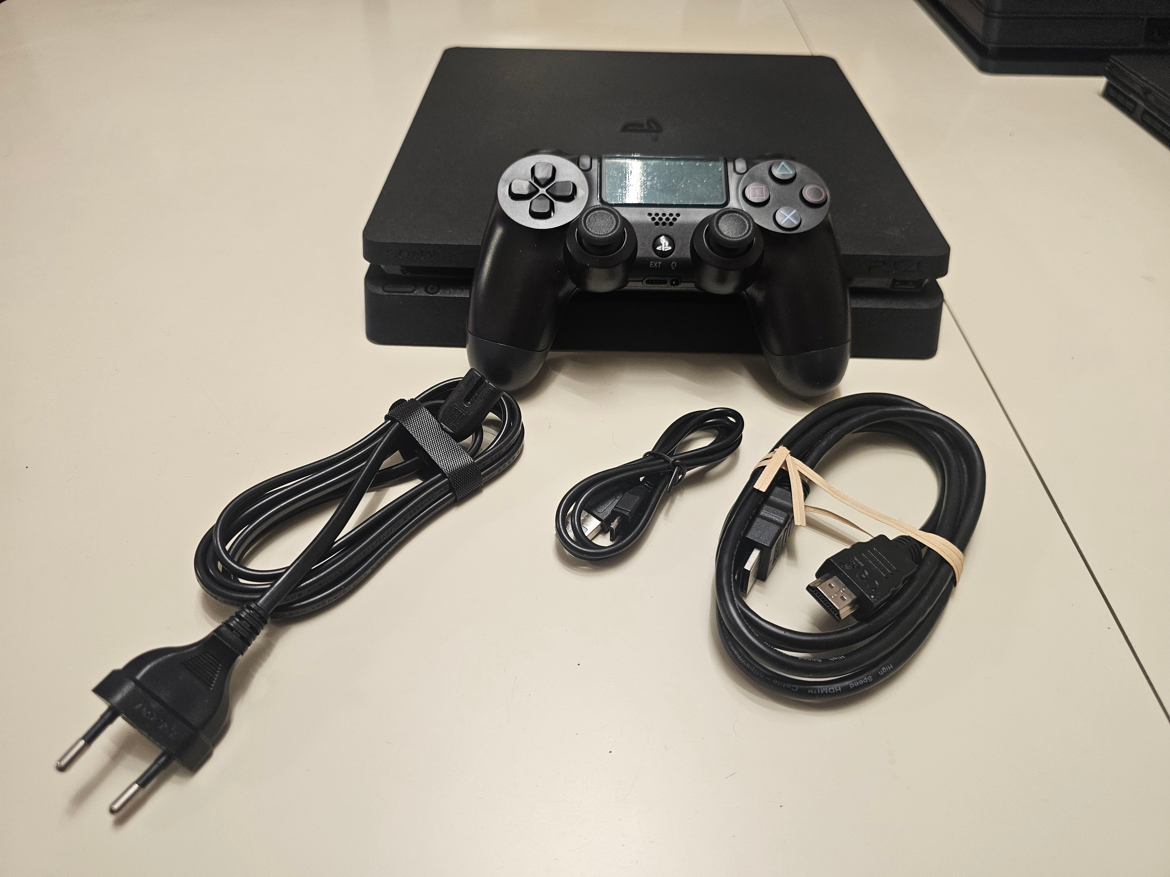 Употребявана конзола PlayStation 4 Slim 1TB (Профилактирана и Репастирана) + 1 Година Гаранция