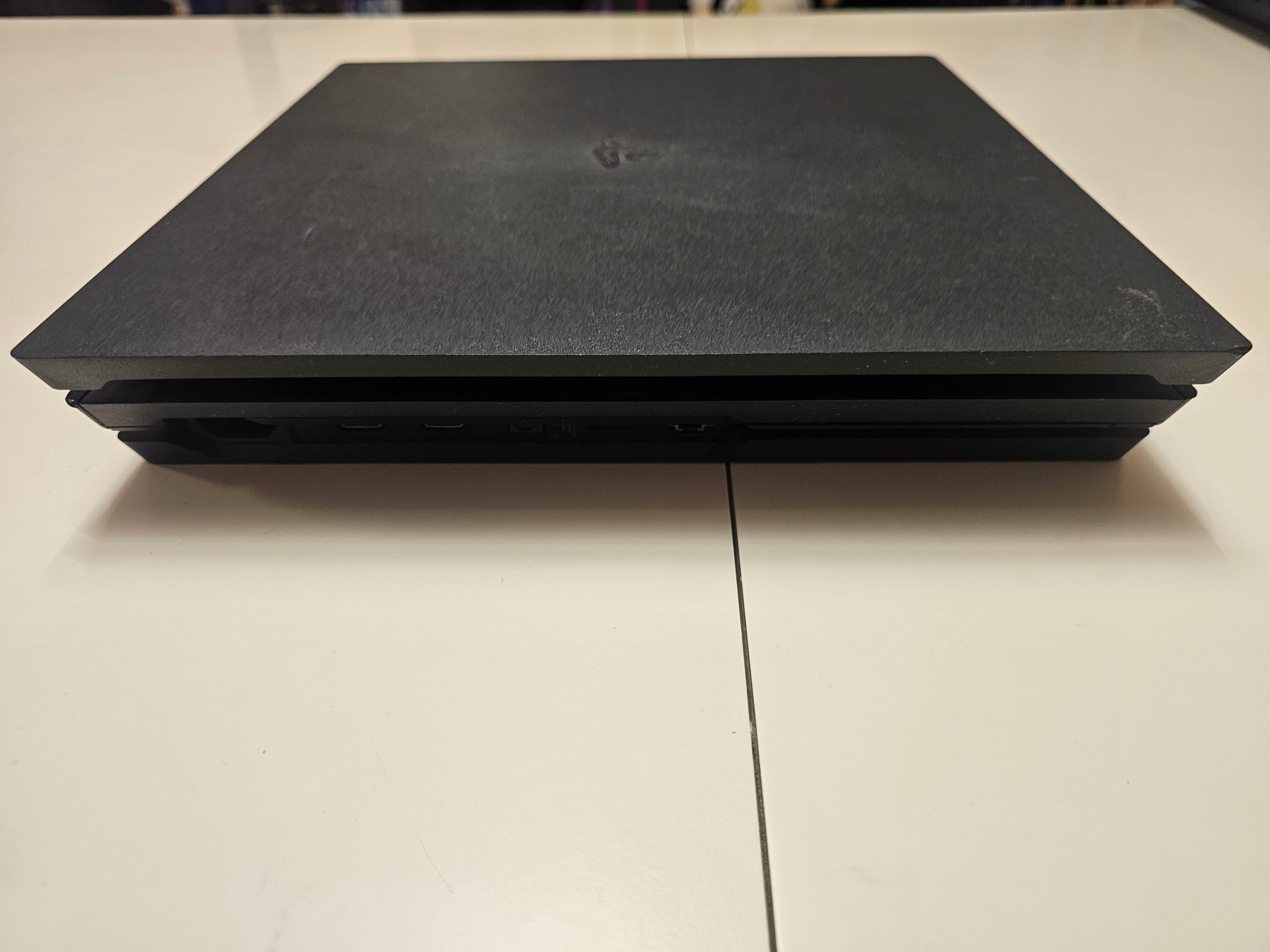 Употребявана конзола PlayStation 4 Pro 1TB (Клас B - с козметични забележки) + 1 Година Гаранция