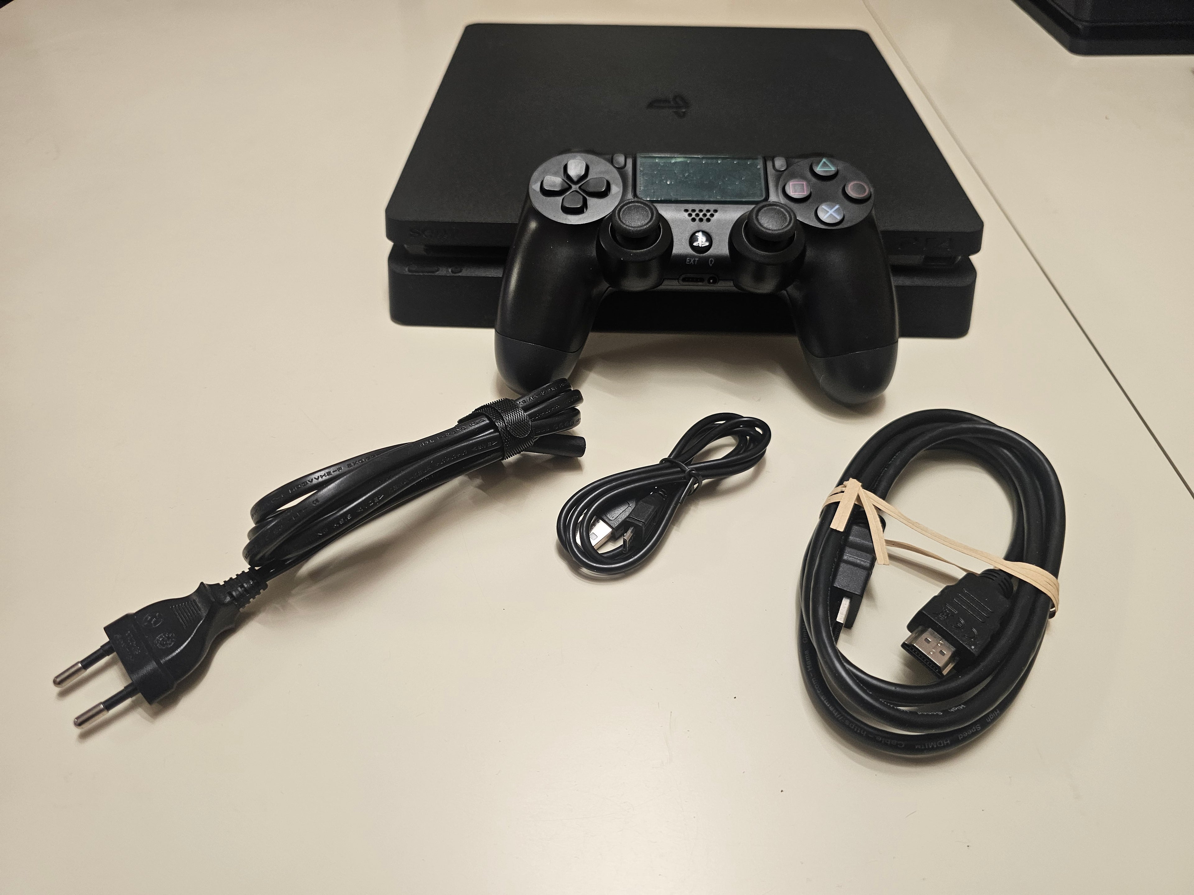 Употребявана конзола PlayStation 4 Slim 1TB (Профилактирана и Репастирана) + 1 Година Гаранция