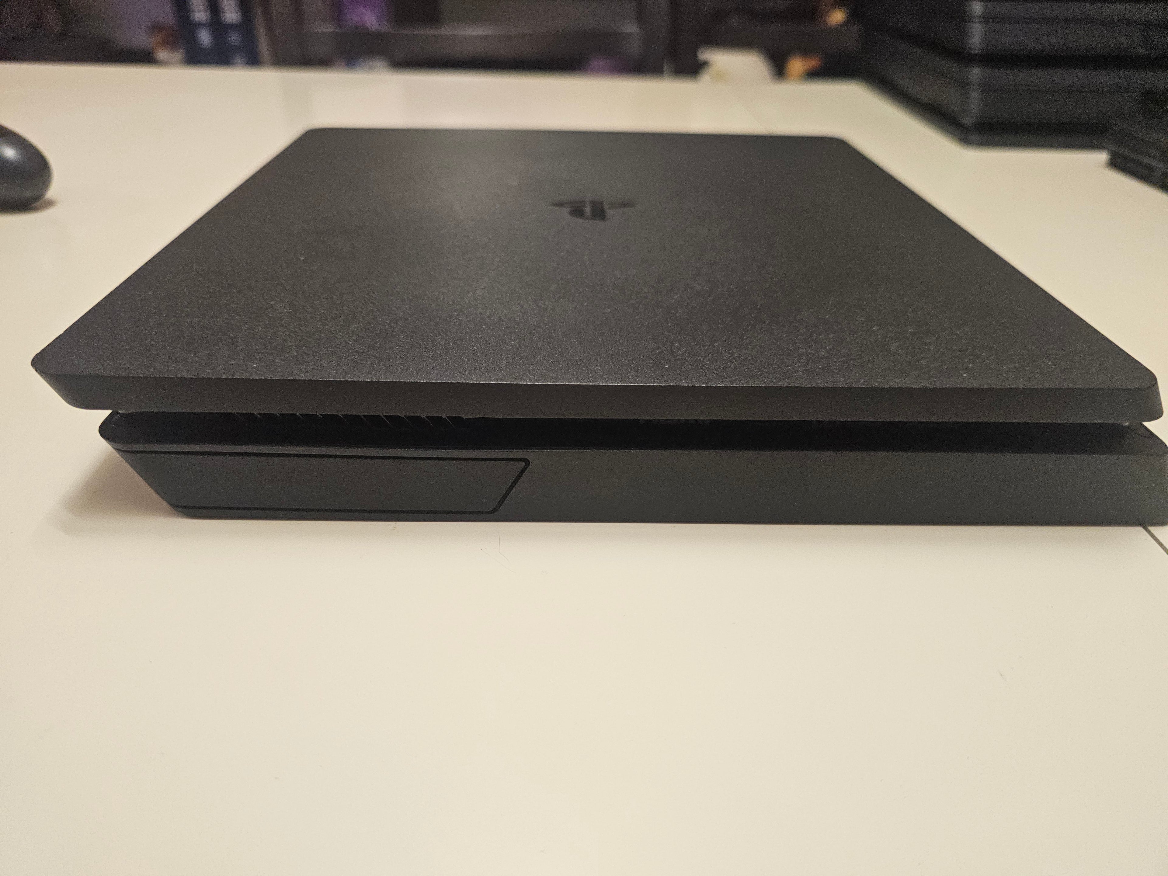 Употребявана конзола PlayStation 4 Slim 500GB (Клас B - Профилактирана и Репастирана) + 1 Година Гаранция