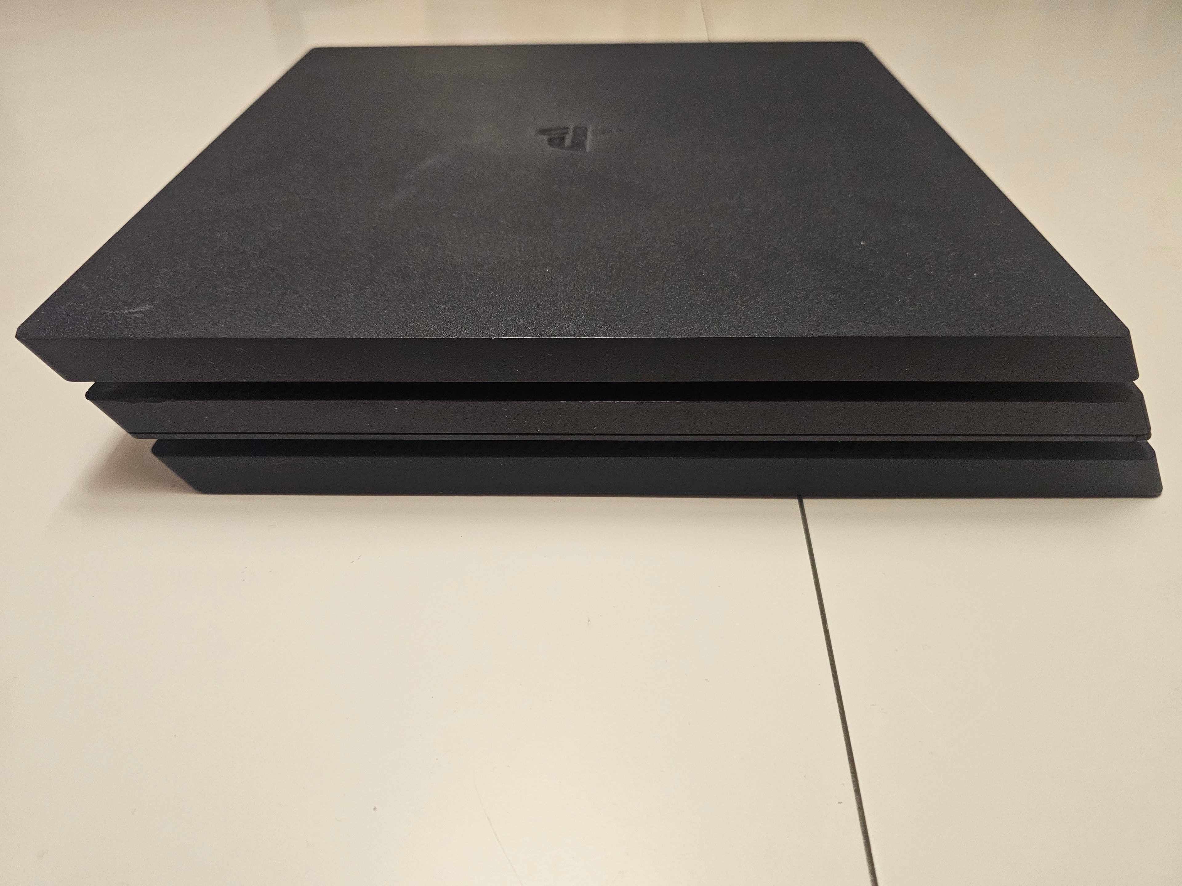 Употребявана конзола PlayStation 4 Pro 1TB (Клас B - с козметични забележки) + 1 Година Гаранция