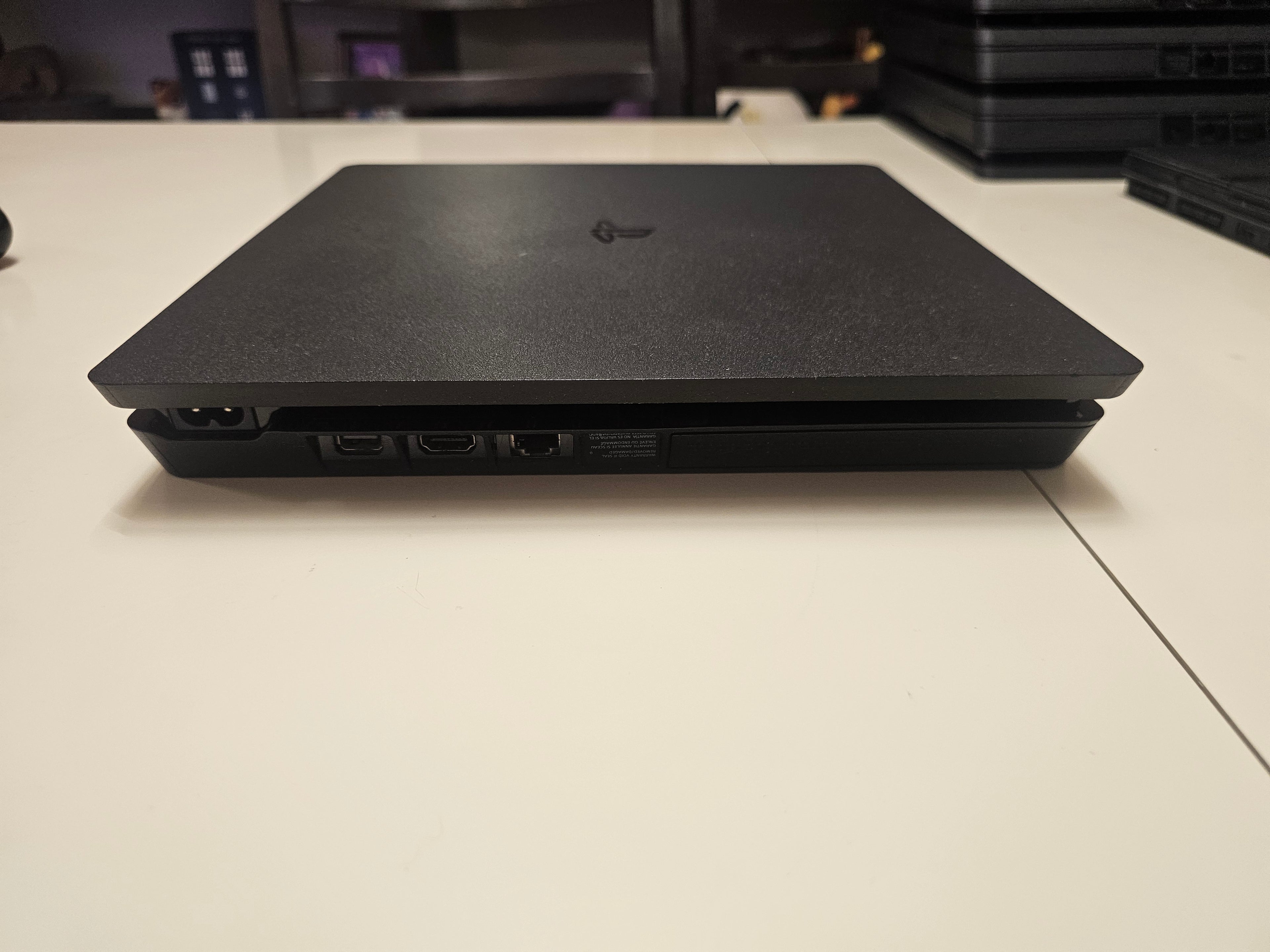 Употребявана конзола PlayStation 4 Slim 500GB (Клас B - Профилактирана и Репастирана) + 1 Година Гаранция