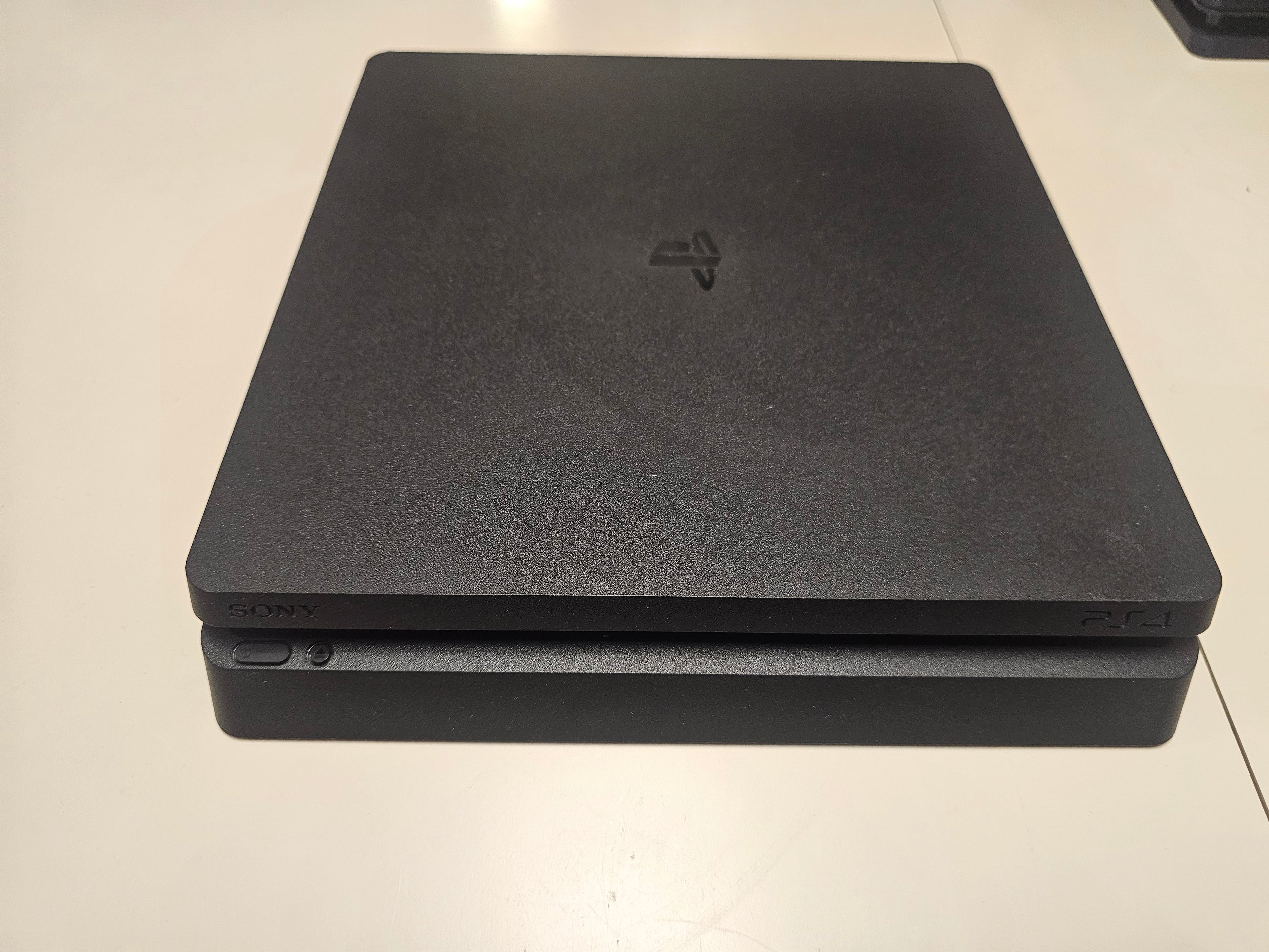 Употребявана конзола PlayStation 4 Slim 1TB (Профилактирана и Репастирана) + 1 Година Гаранция