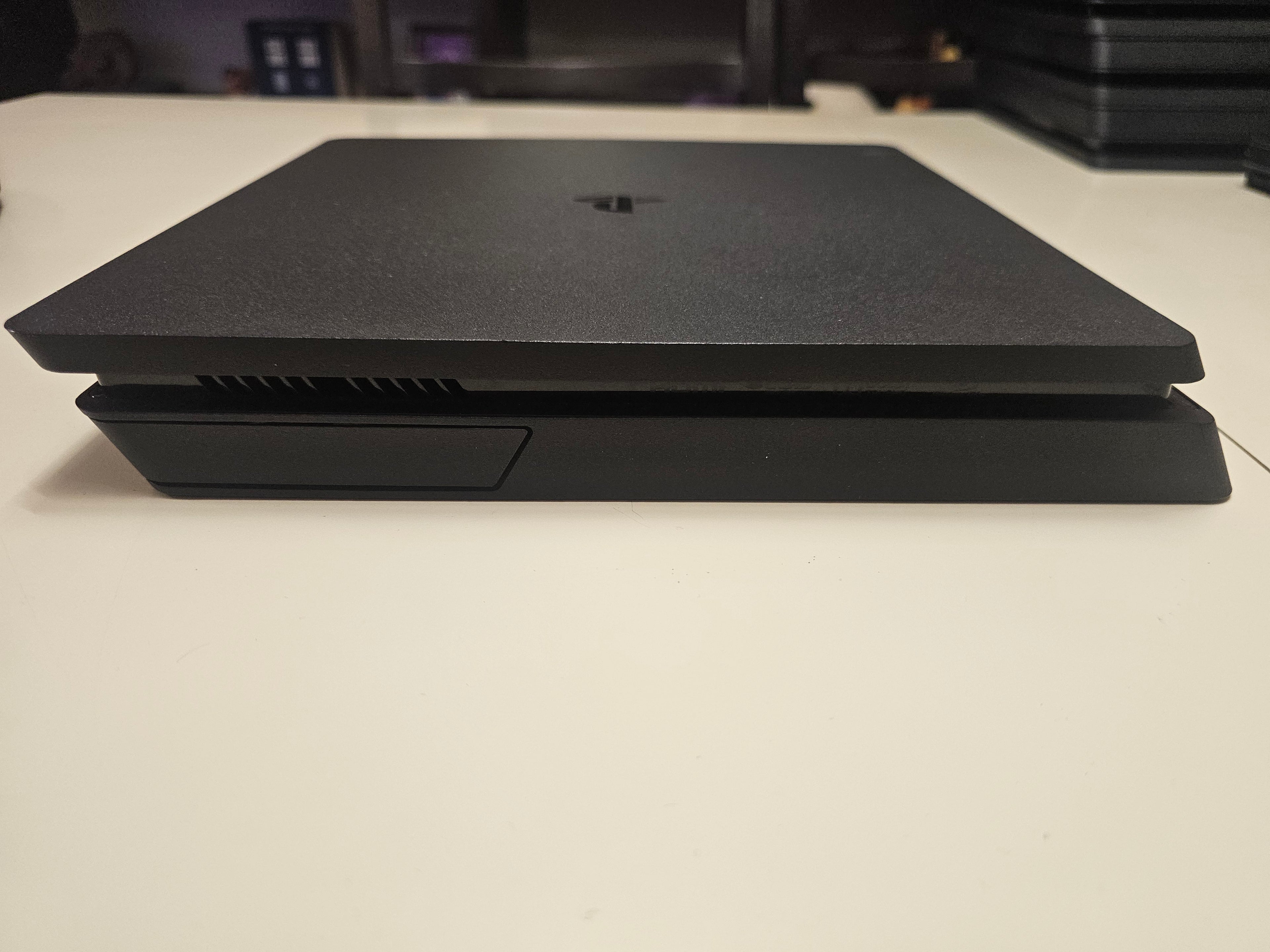 Употребявана конзола PlayStation 4 Slim 1TB (Профилактирана и Репастирана) + 1 Година Гаранция