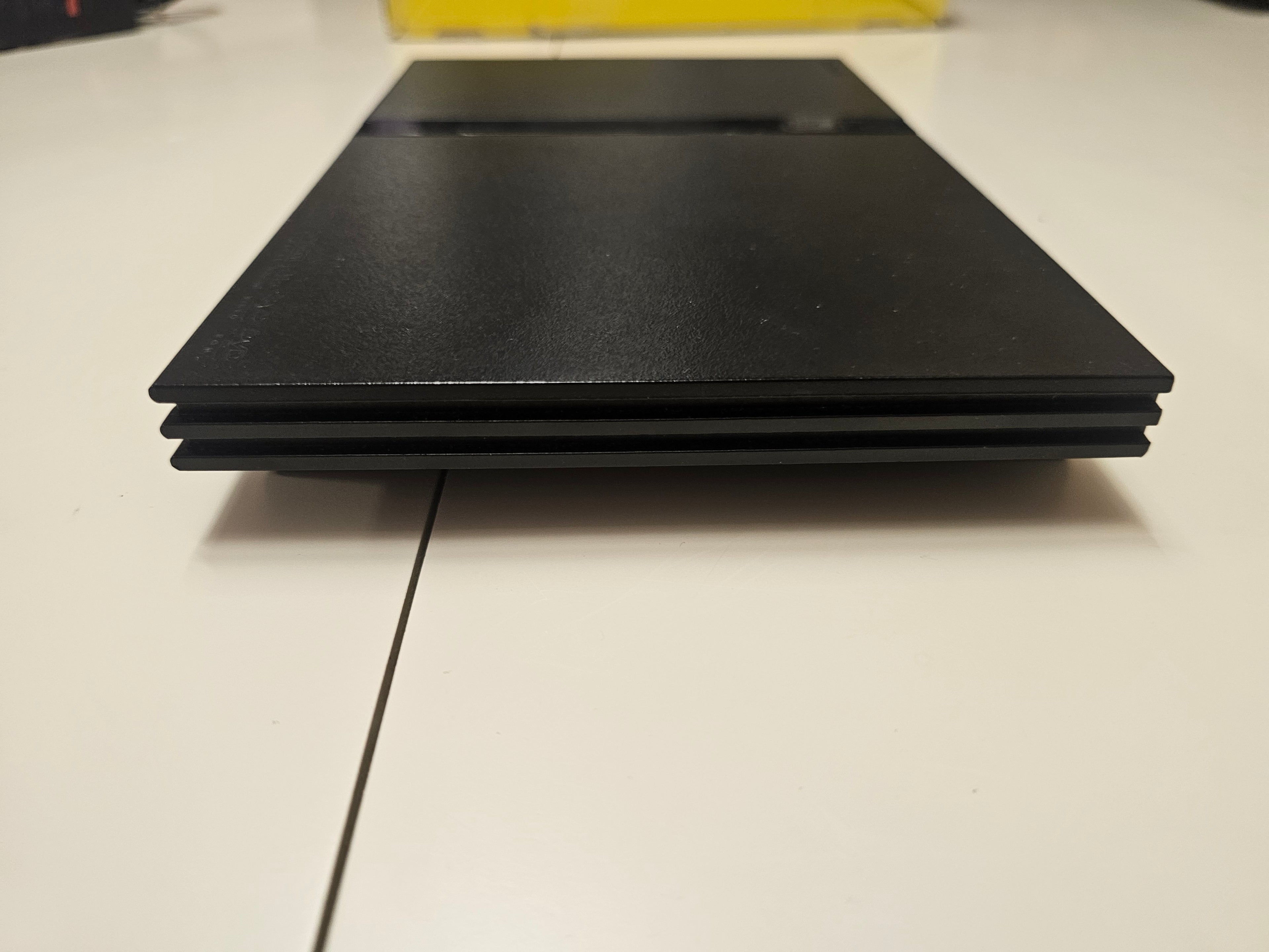 Конзола PlayStation 2 Slim (Употребявана) – Пълен комплект с оригинална кутия, 8MB карта памет и 1 Година Гаранция
