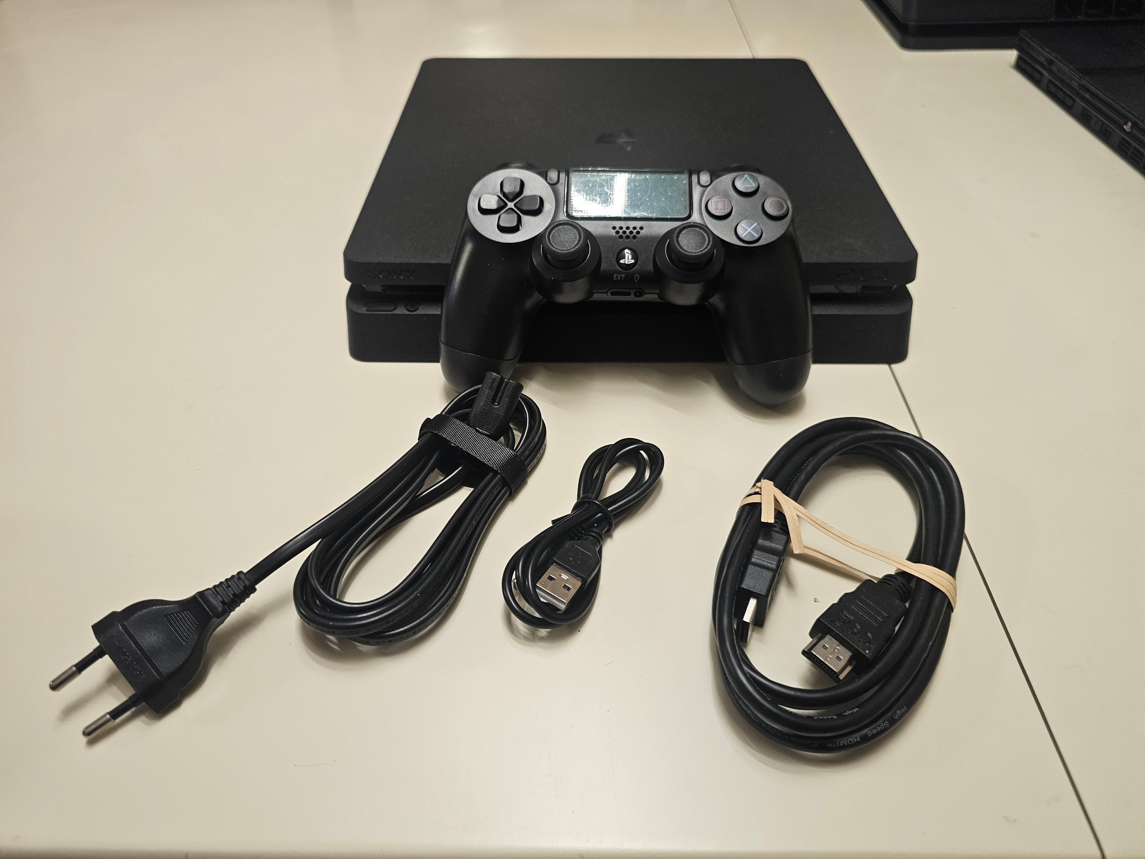 Употребявана конзола PlayStation 4 Slim 1TB (Профилактирана и Репастирана) + 1 Година Гаранция