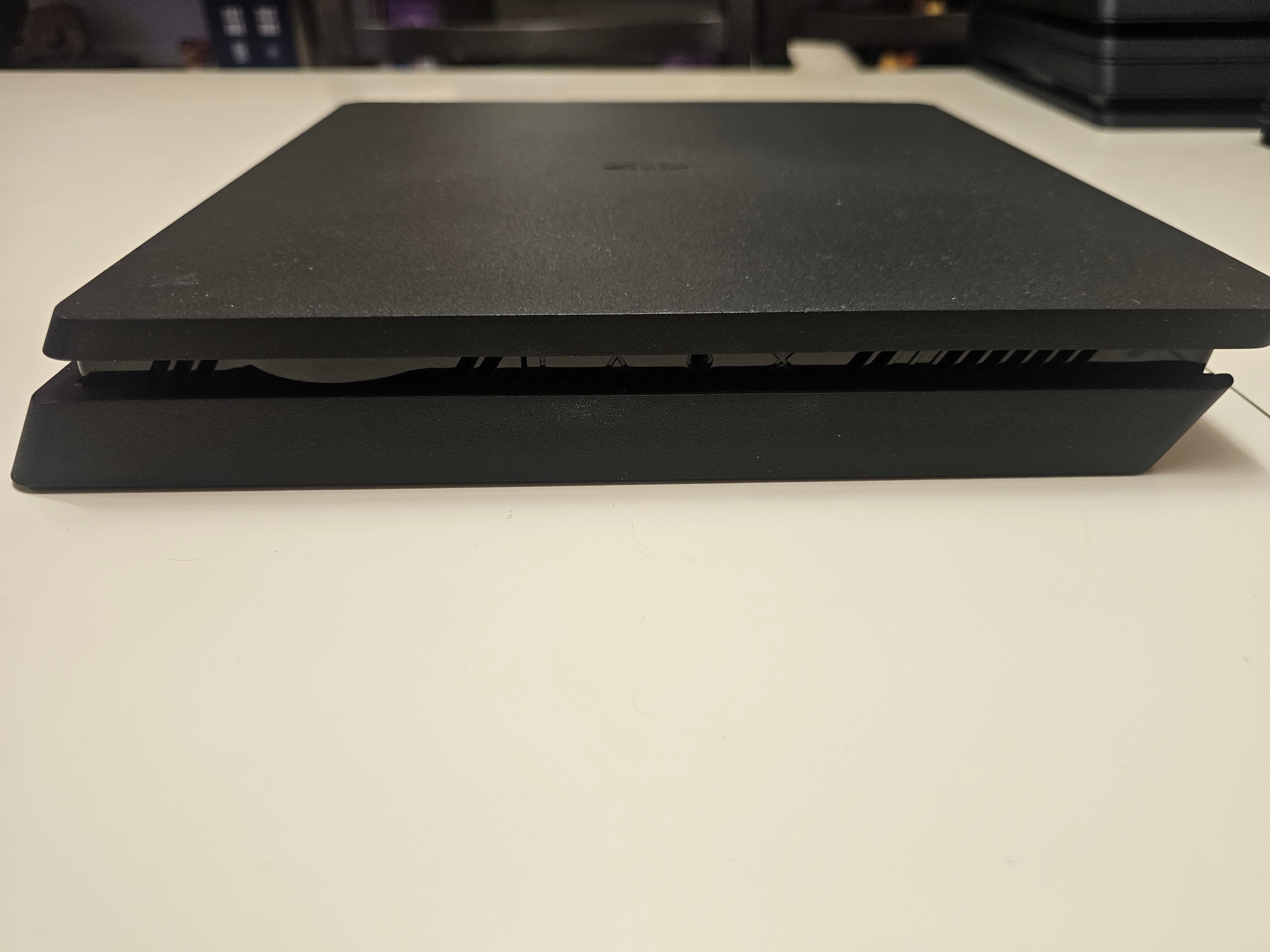 Употребявана конзола PlayStation 4 Slim 1TB (Профилактирана и Репастирана) + 1 Година Гаранция