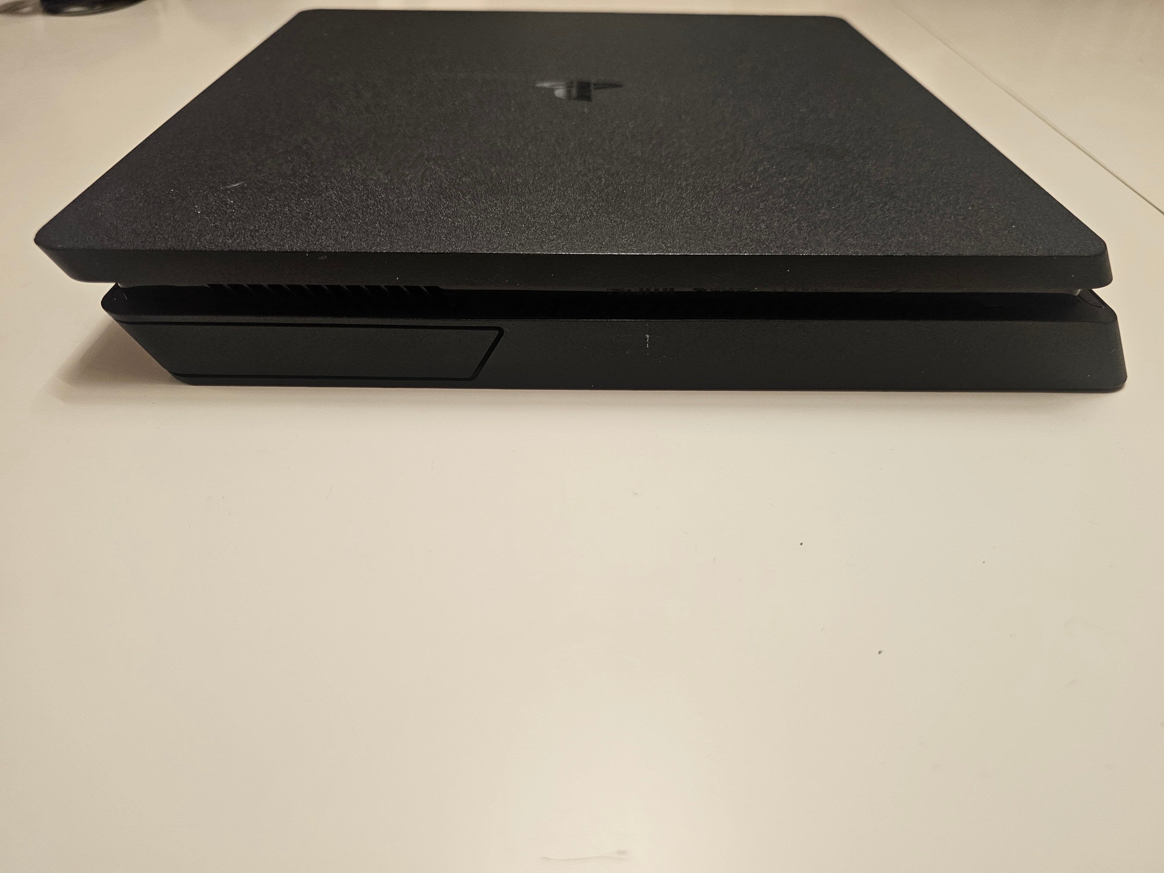 Употребявана конзола PlayStation 4 Slim 1TB (Профилактирана и Репастирана) + 1 Година Гаранция
