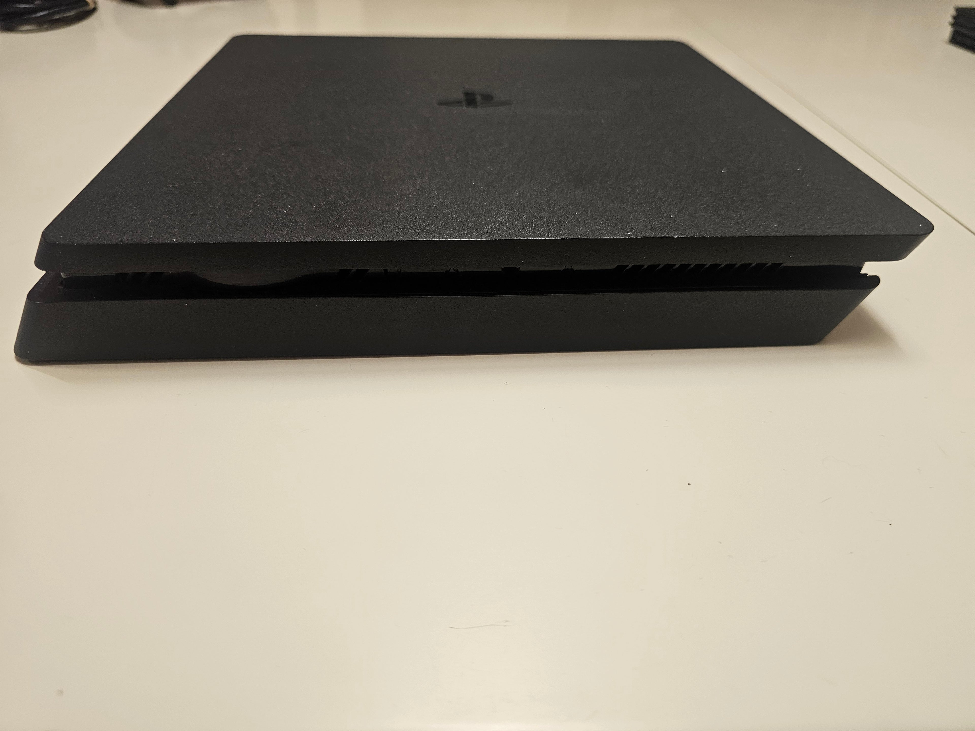 Употребявана конзола PlayStation 4 Slim 1TB (Профилактирана и Репастирана) + 1 Година Гаранция