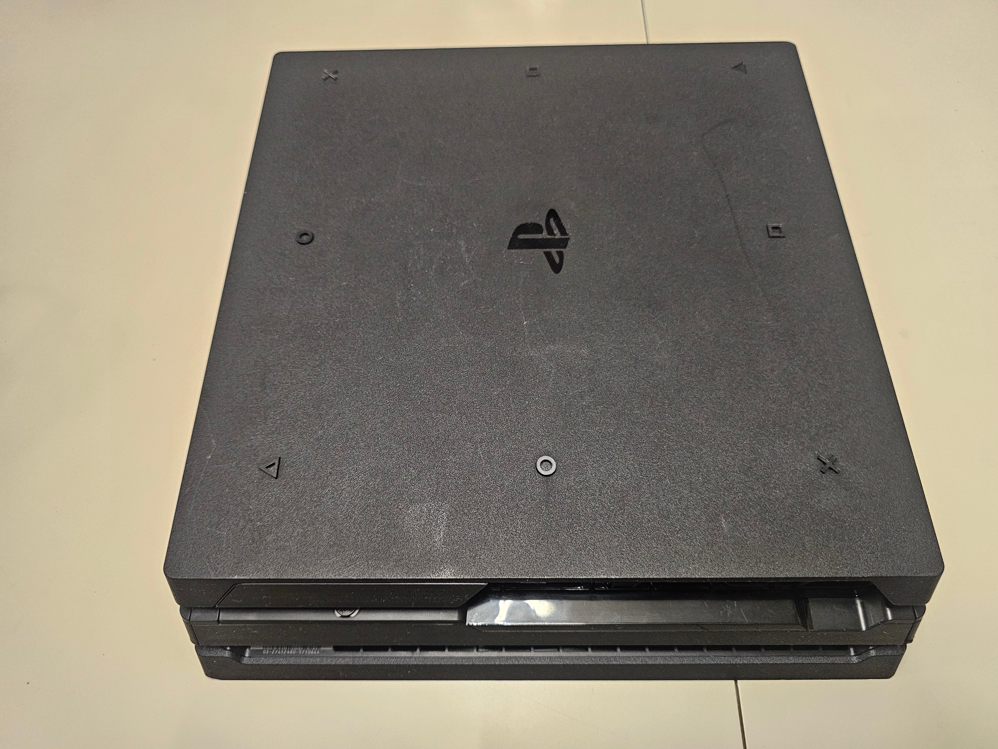 Употребявана конзола PlayStation 4 Pro 1TB (Клас B - с козметични забележки) + 1 Година Гаранция