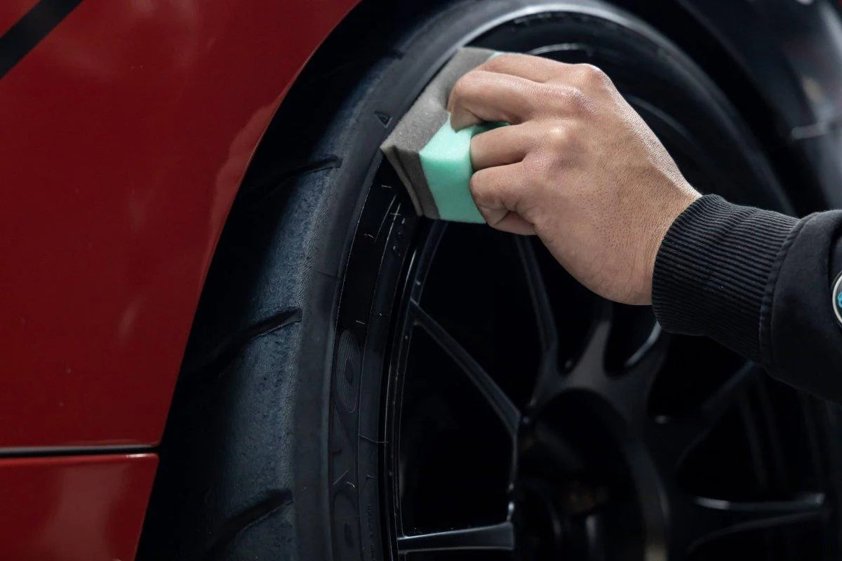 Auto Finesse Satin Tire Creme Dressing – кремообразен импрегнатор за гуми с регулируем финиш, 250 ml